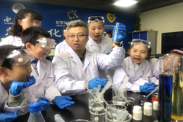 新華小記者體驗趣味化學(xué)實(shí)驗室