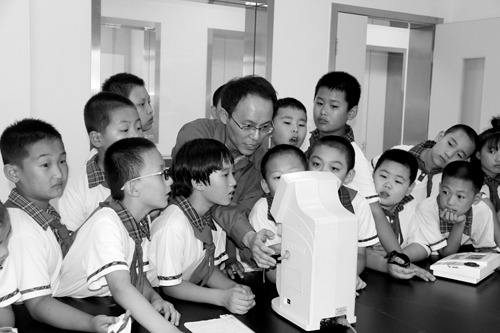 小學(xué)生走進(jìn)國家石油裝備產(chǎn)品質(zhì)檢中心（山東）實(shí)驗室