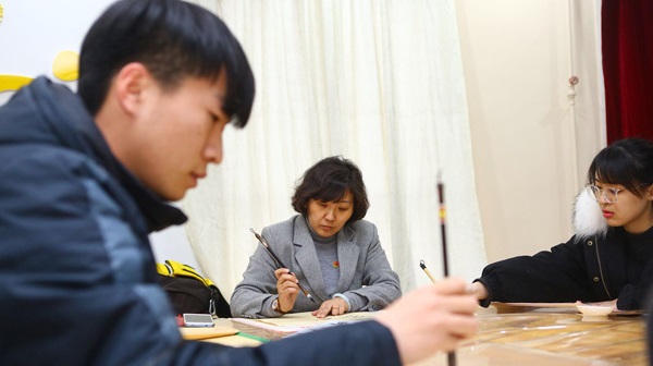一縷墨香育才情 一紙素箋書(shū)師篇 鞍山道小學(xué)開(kāi)展書(shū)法培訓