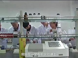 江西理工大學(xué)化學(xué)實(shí)驗室學(xué)生讓校園“局部下雪”