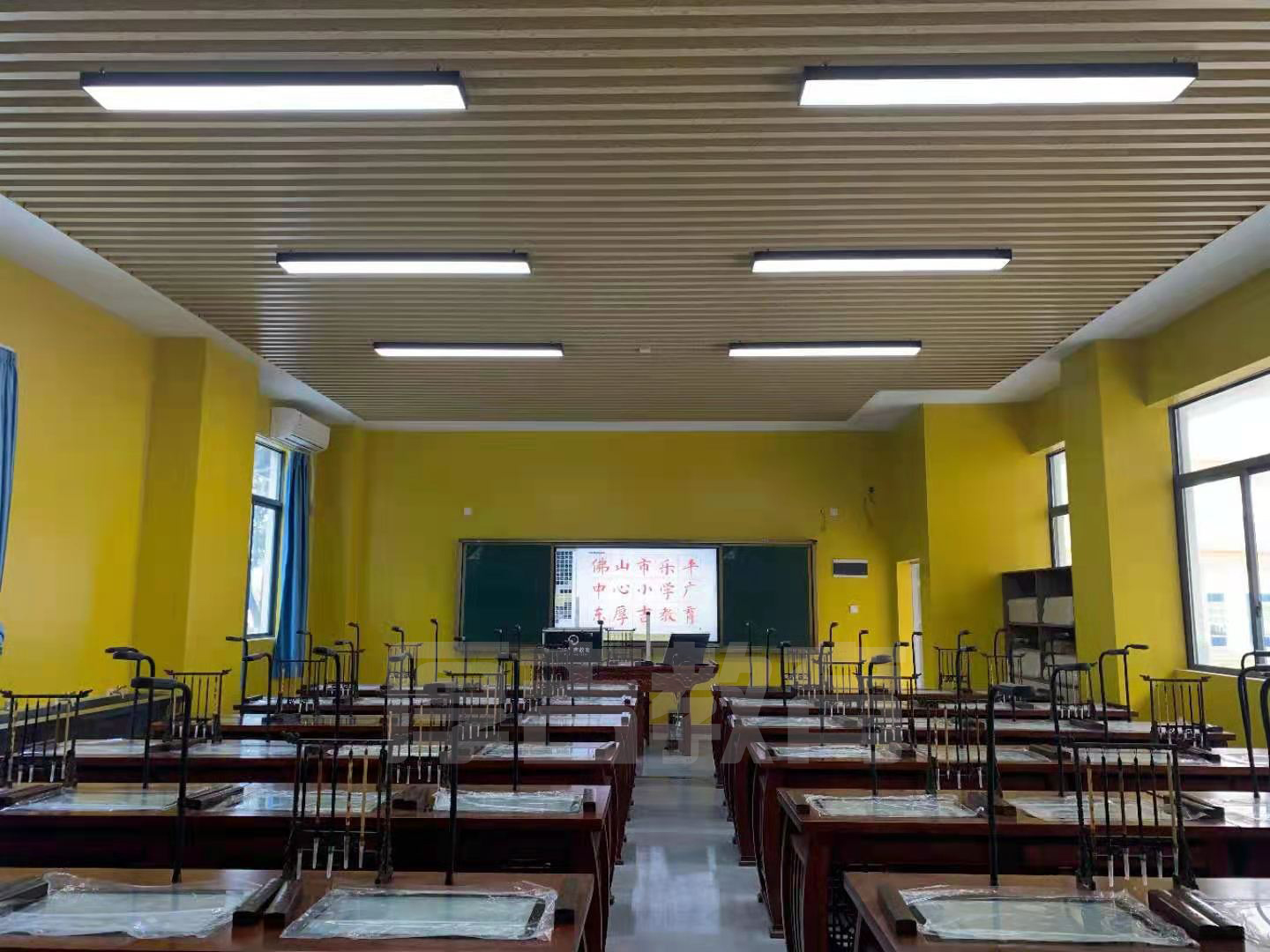 學(xué)校<a href='http://www.sbwkx.cn/chanpin/57-1.html' target='1' style='font-size:18px; font-weight:bold; color:#000000;'>書(shū)法室</a>