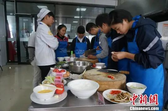 資料圖：鄭州初中生參加校園技能比武大賽中式烹飪項目決賽。