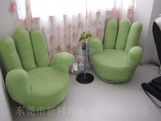 學(xué)校<a href='http://www.sbwkx.cn' target='1' style='font-size:14px; font-weight:bold; color:#0080ff;'>心理咨詢(xún)室</a>布置