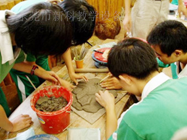 <a href='http://www.sbwkx.cn/chanpin/55-1.html' target='1' style='font-size:18px; font-weight:bold; color:#000000;'>陶藝功能室</a>2