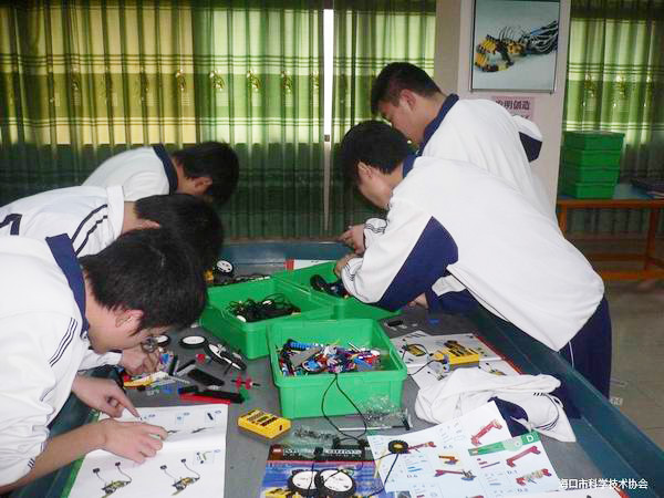 <a href='http://www.sbwkx.cn/chanpin/60-1.html' target='1' style='font-size:18px; font-weight:bold; color:#000000;'>機器人功能室</a>